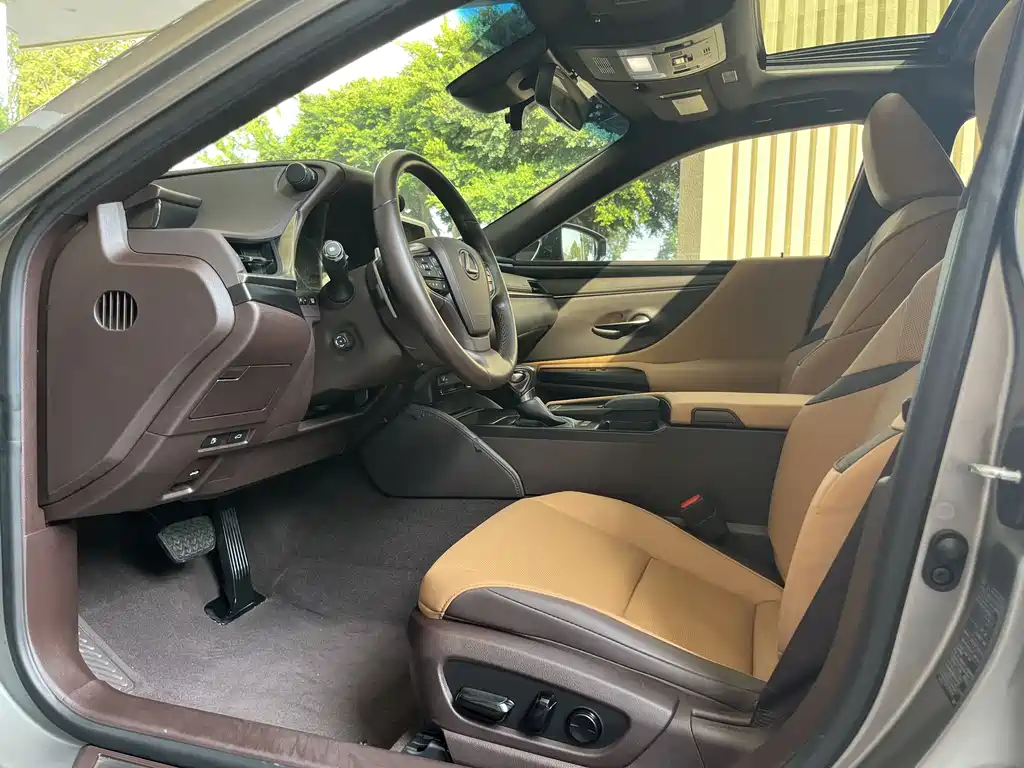 Lexus ES 2020