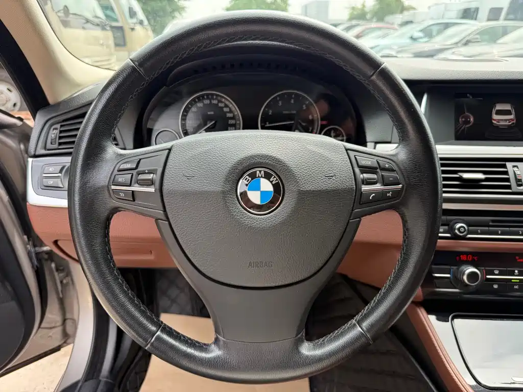 BMW 5 Series 2016 — фото 31