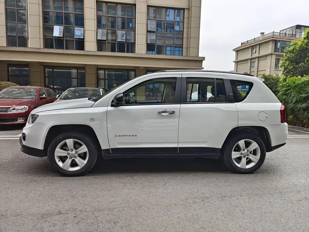 Jeep Compass 2016 — фото 7