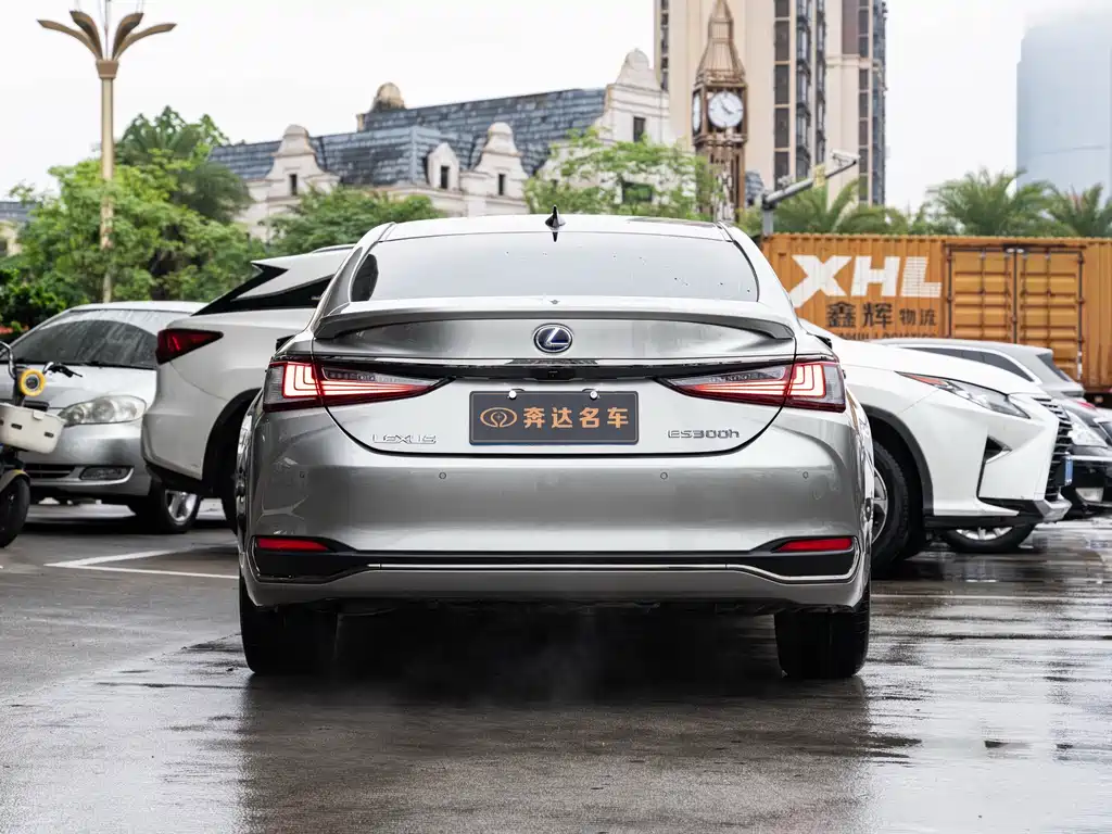 Lexus ES 2021