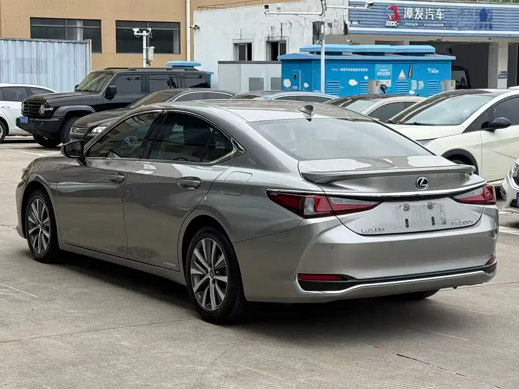Lexus ES 2019 — фото 9