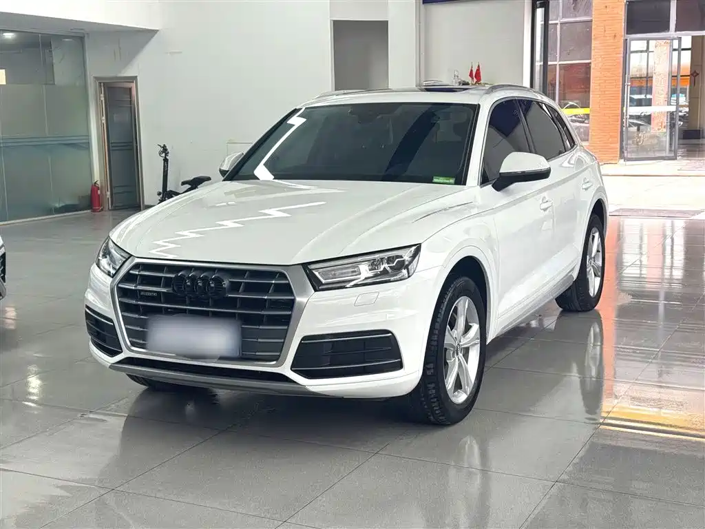 Audi Q5L 2020 — фото 1