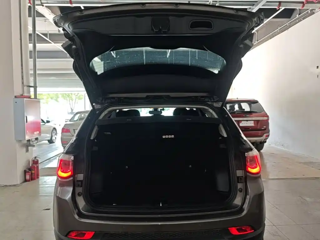 Jeep Compass 2018 — фото 19