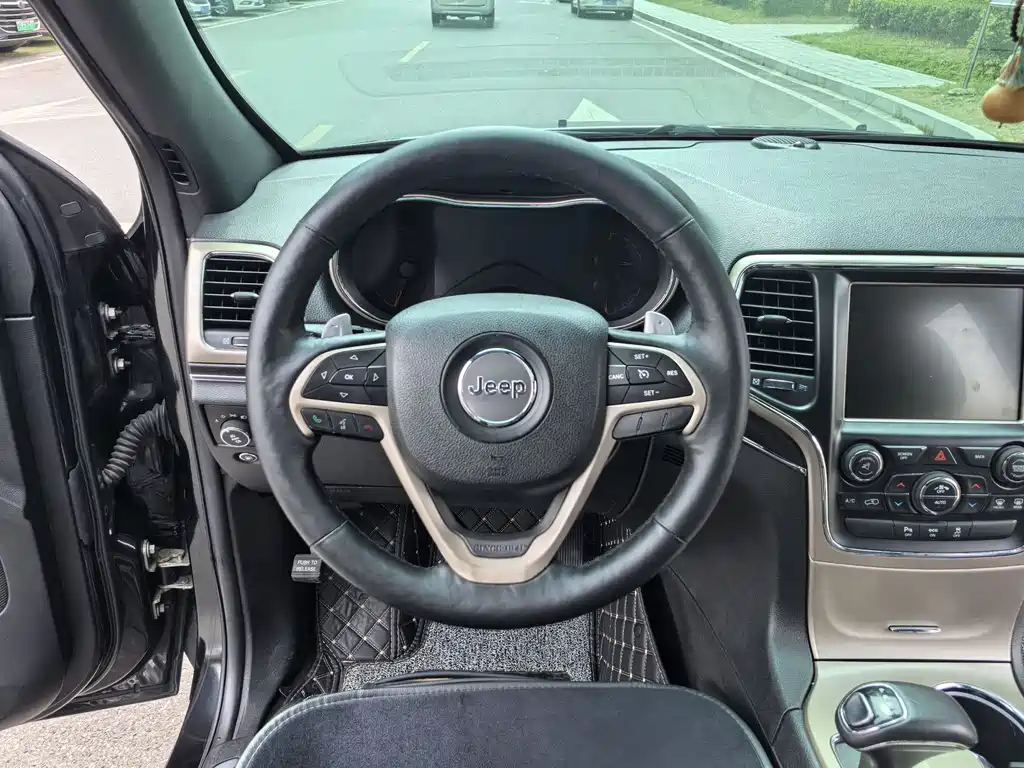 Jeep Grand Cherokee 2014 — фото 12