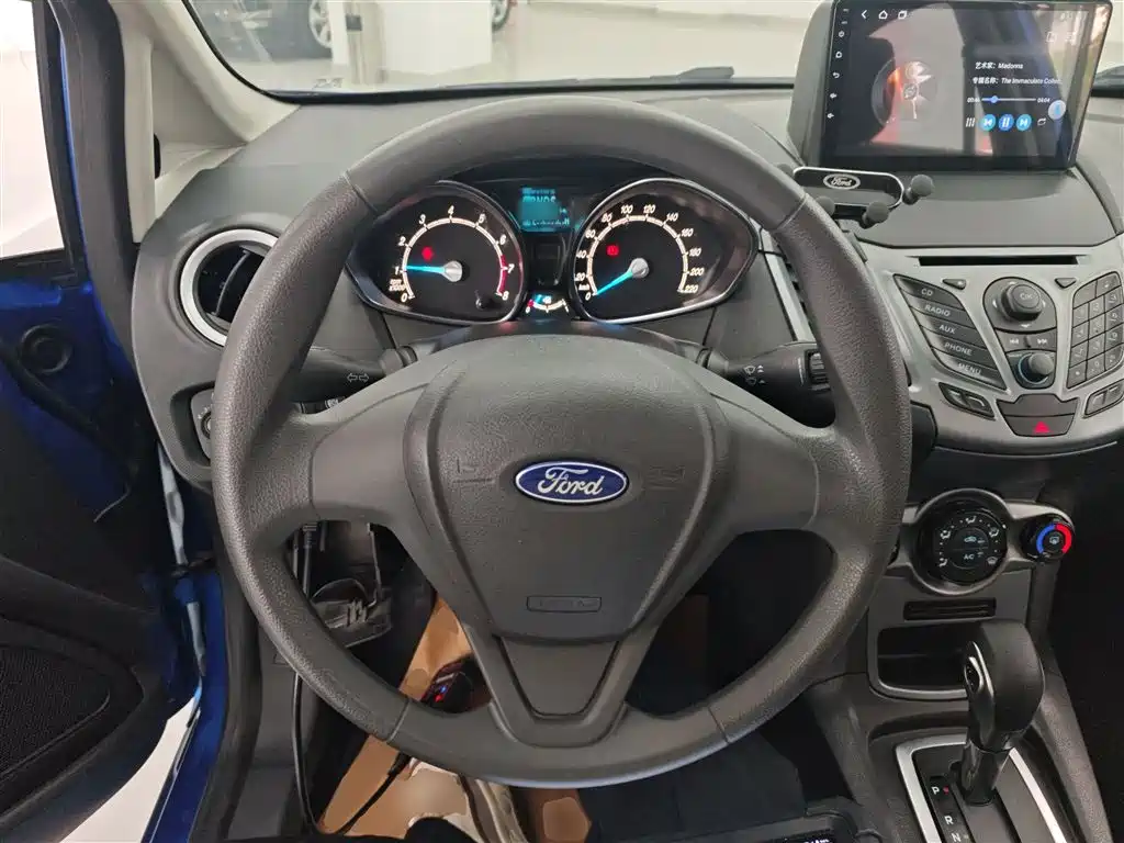 Ford Fiesta 2014 — фото 11