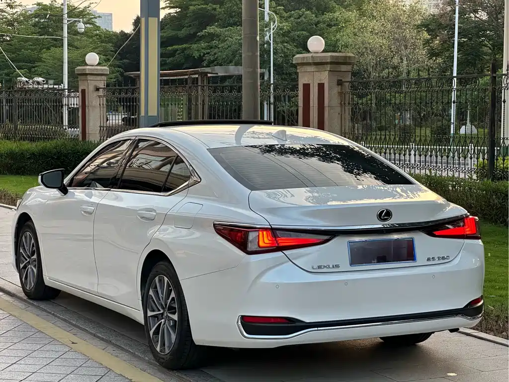Lexus ES 2022 — фото 11