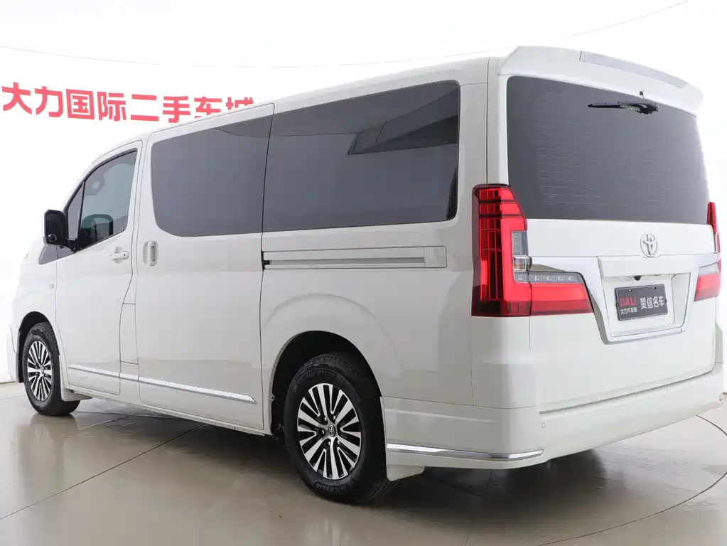 Toyota Hiace 2023 — фото 29