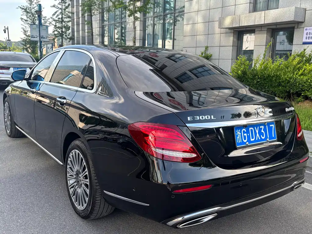 Mercedes-Benz E-Class 2018 — фото 19
