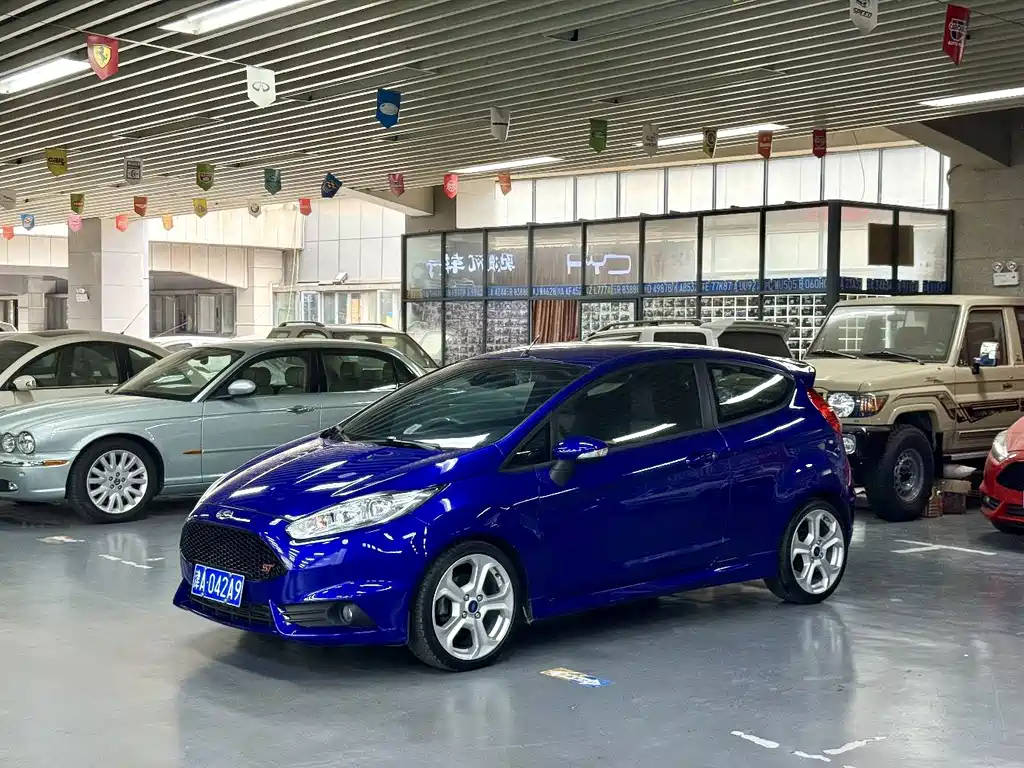 Ford Fiesta 2015 — фото 1
