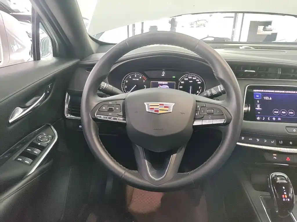 Cadillac XT4 2023 — фото 11