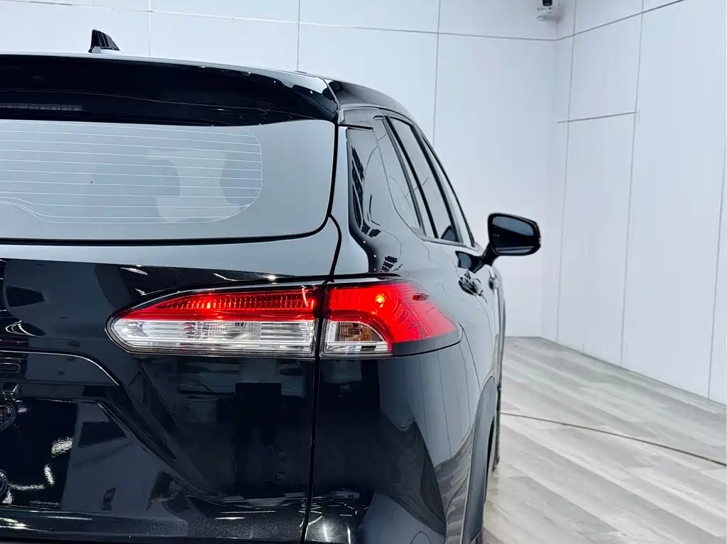 Toyota Corolla Cross 2023 — фото 28
