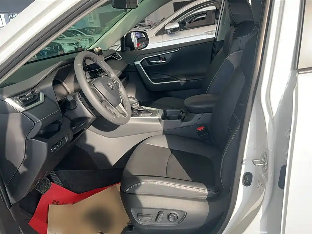 Toyota RAV4 2024 — фото 16