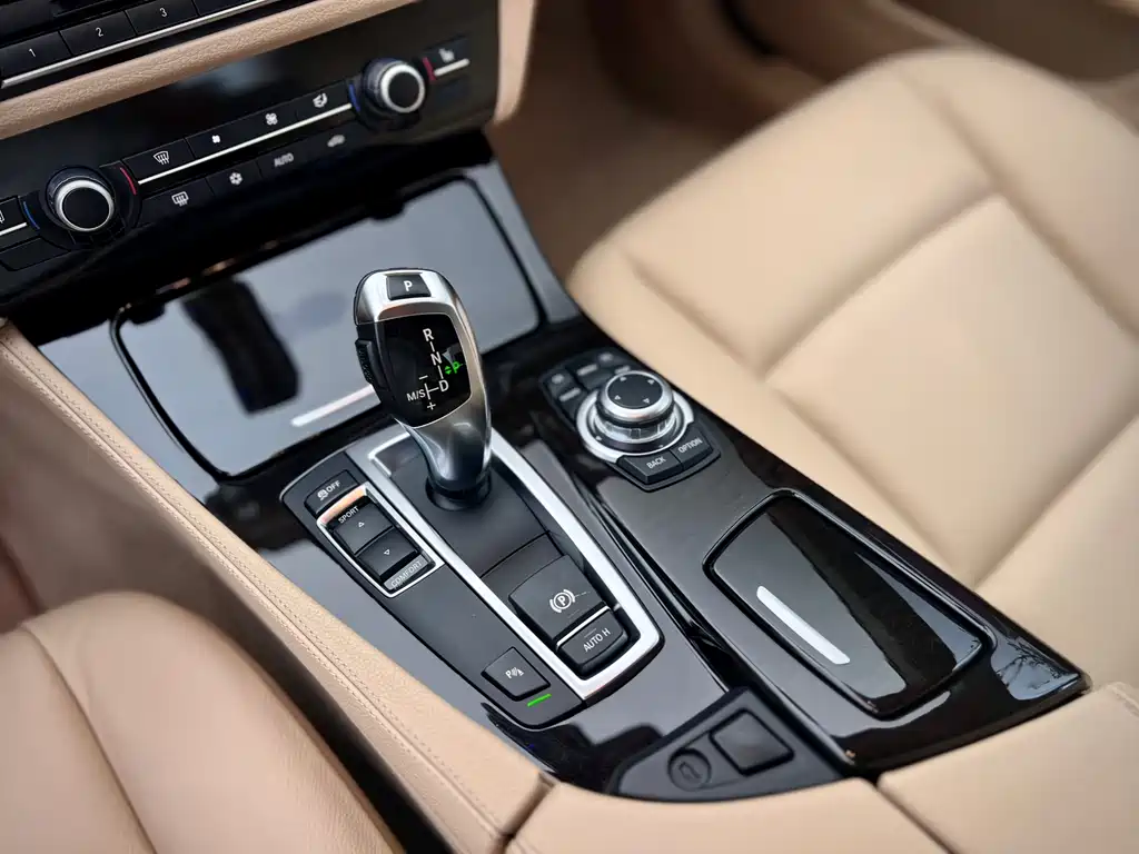 BMW 5 Series 2012 — фото 16