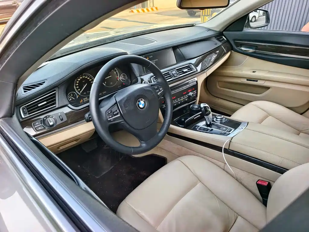 BMW 7 Series 2010 — фото 10
