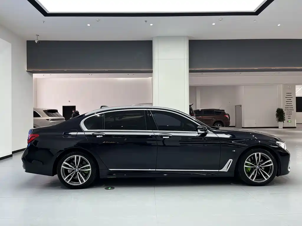 BMW 7 Series 2018 — фото 12