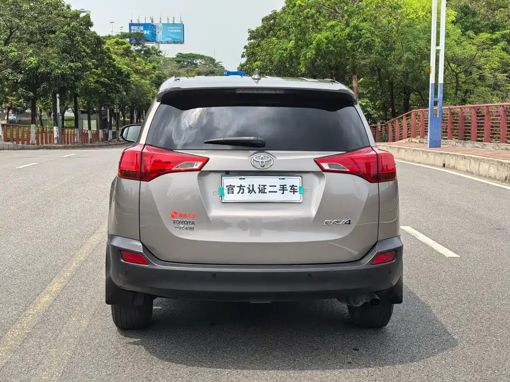 Toyota RAV4 2015 — фото 9
