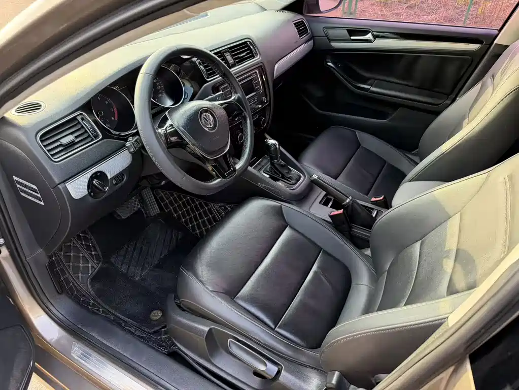 Volkswagen Sagitar 2016
