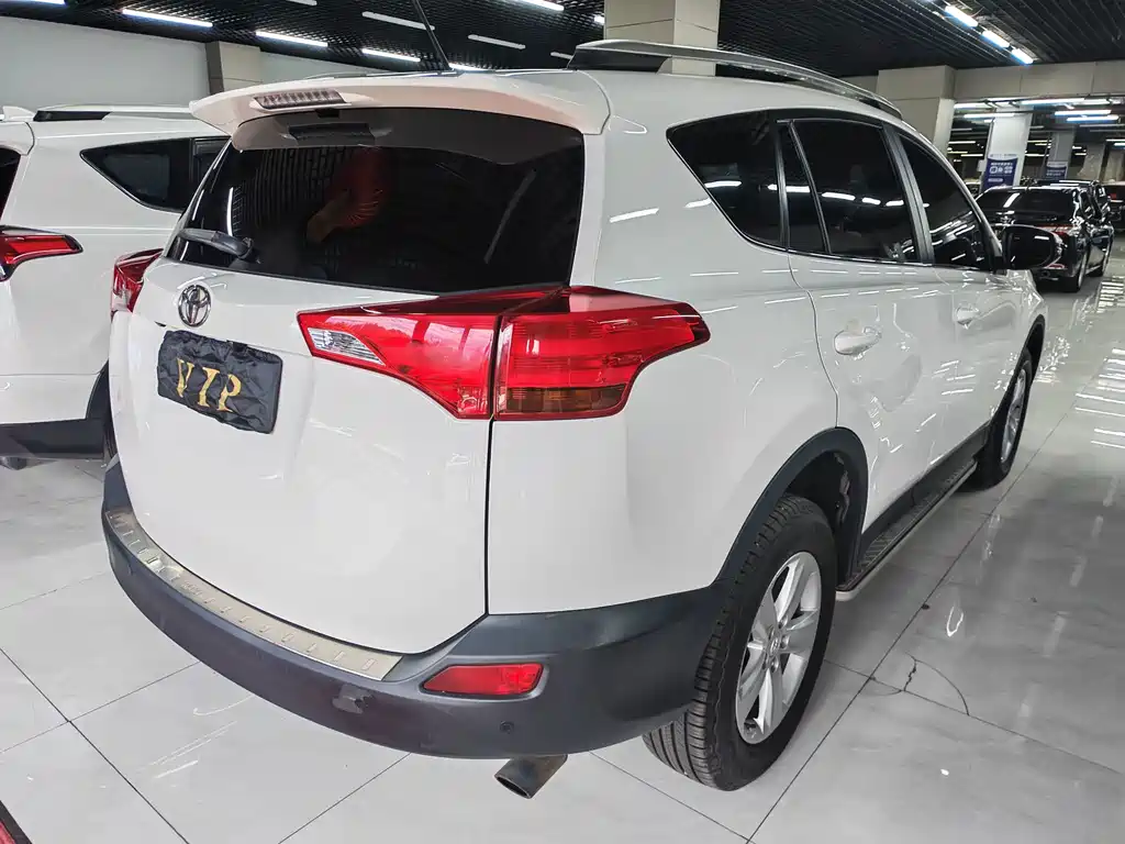 Toyota RAV4 2014 — фото 11