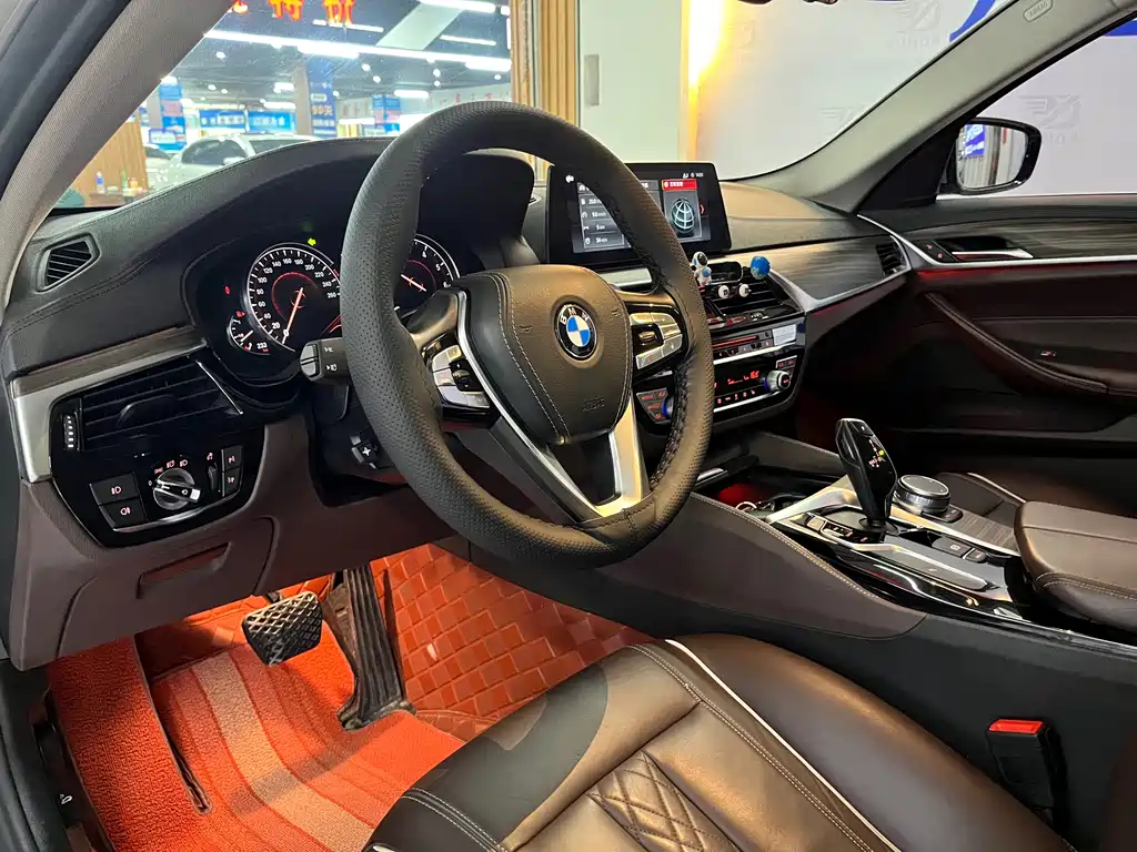 BMW 5 Series 2018 — фото 8