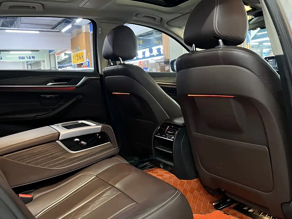 BMW 5 Series 2018 — фото 12