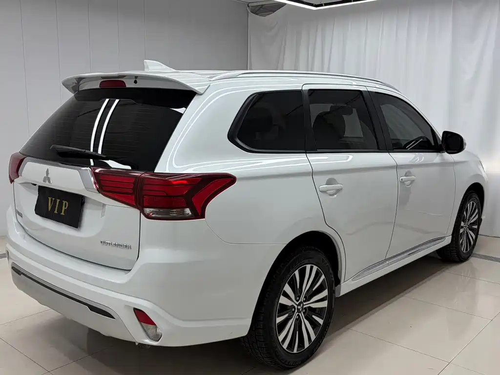 Mitsubishi Outlander 2022 — фото 6