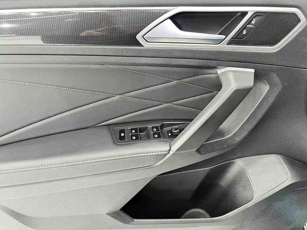 Volkswagen Tiguan L 2023 — фото 8