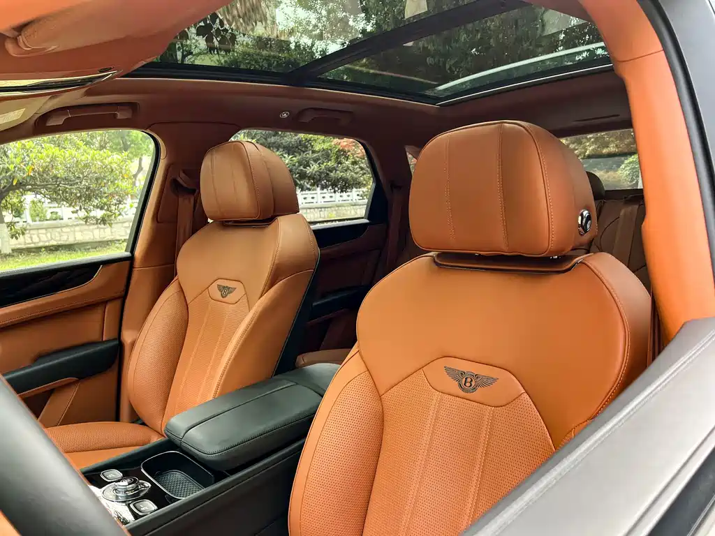 Bentley Bentayga 2023 — фото 15