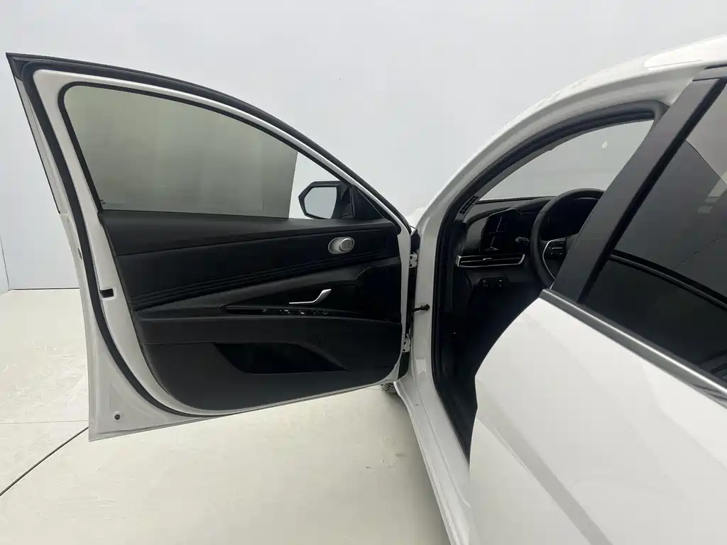 Hyundai Elantra 2023 — фото 21