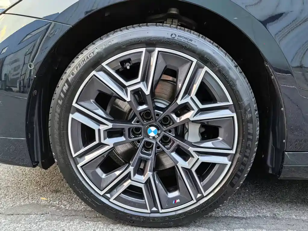 BMW 5 Series 2025 — фото 14