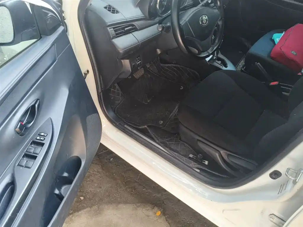 Toyota Yaris L 2018 — фото 12