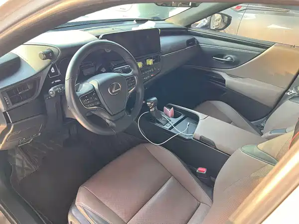 Lexus ES 2022