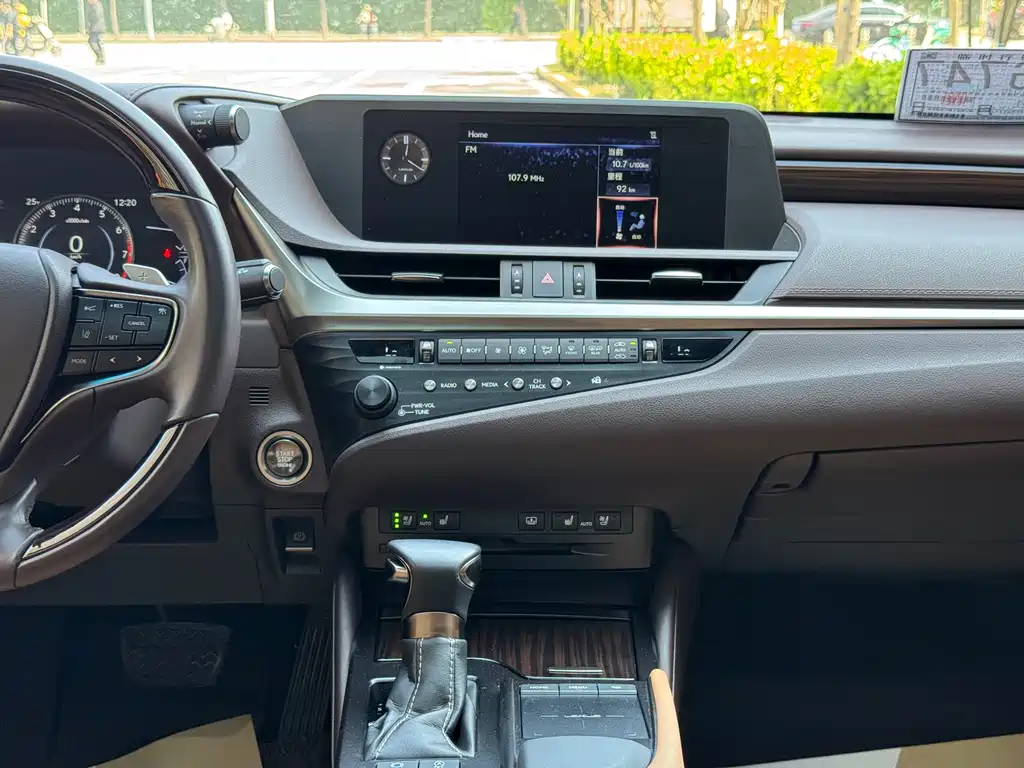 Lexus ES 2019 — фото 9