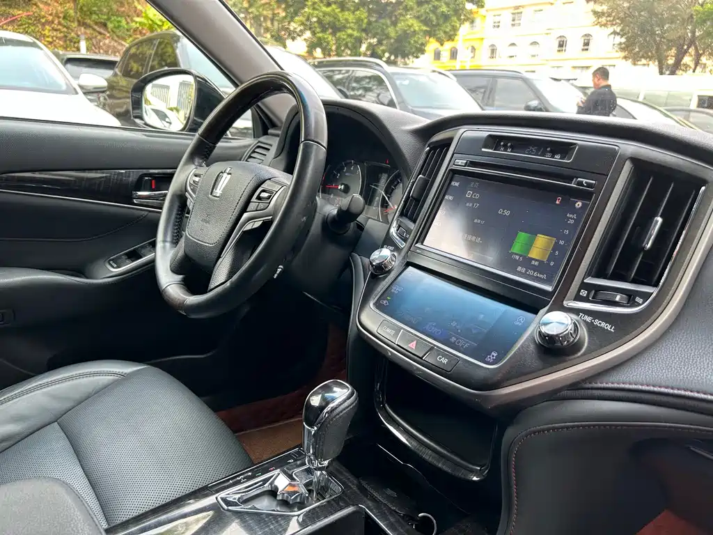Toyota Crown 2017 — фото 10