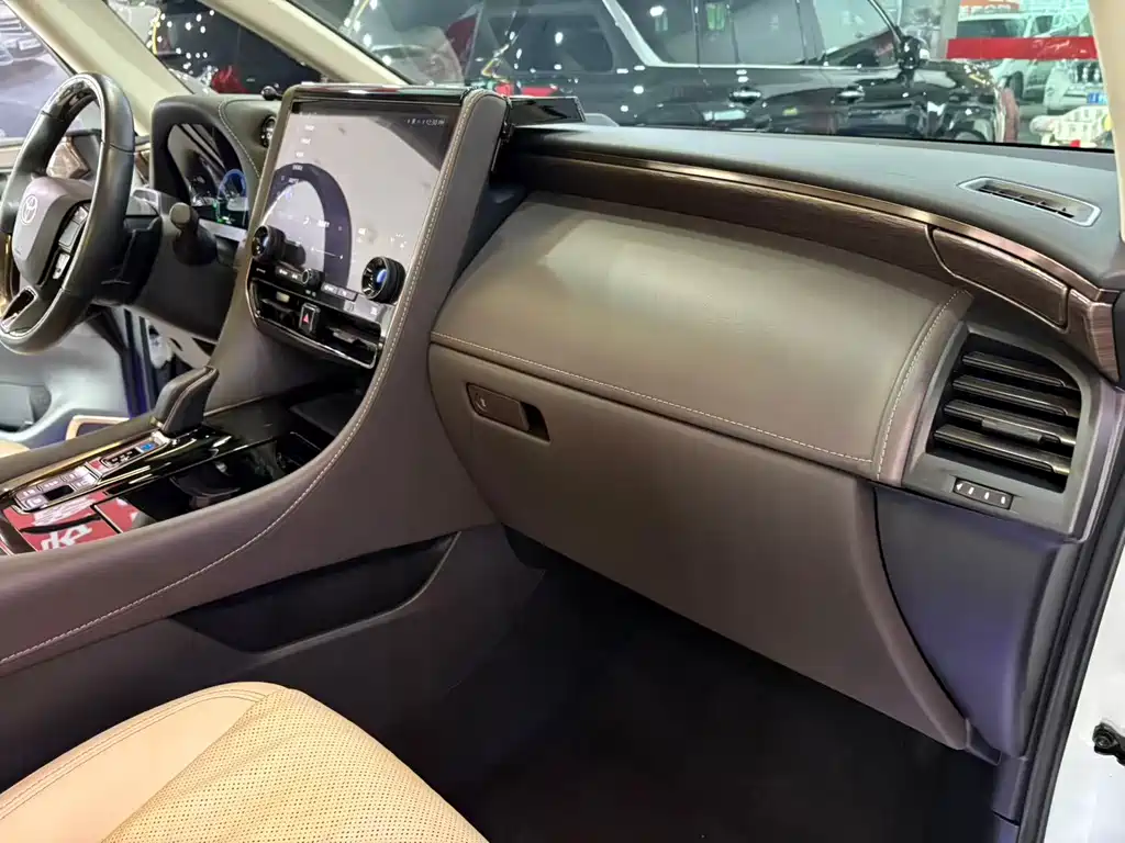Toyota Alphard 2023 — фото 16