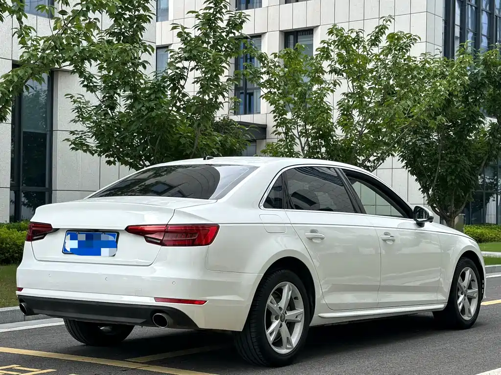 Audi A4L 2017 — фото 30