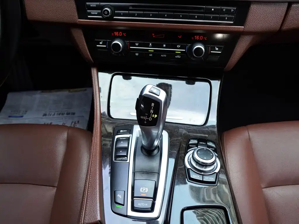 BMW 5 Series 2016 — фото 10