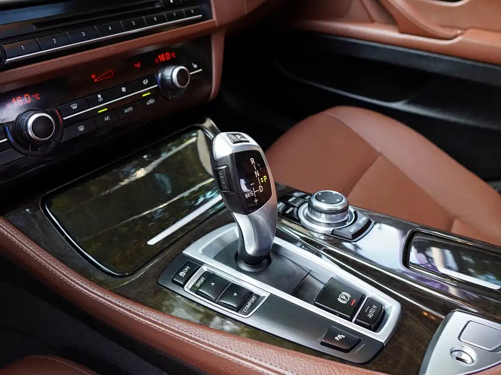 BMW 5 Series 2016 — фото 26