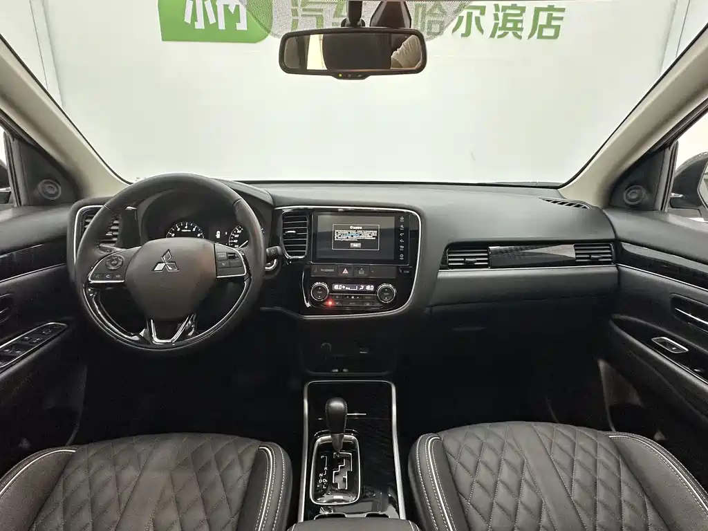 Mitsubishi Outlander 2023 — фото 10