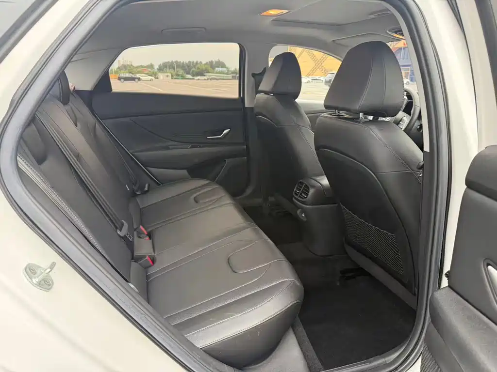 Hyundai Elantra 2022 — фото 16
