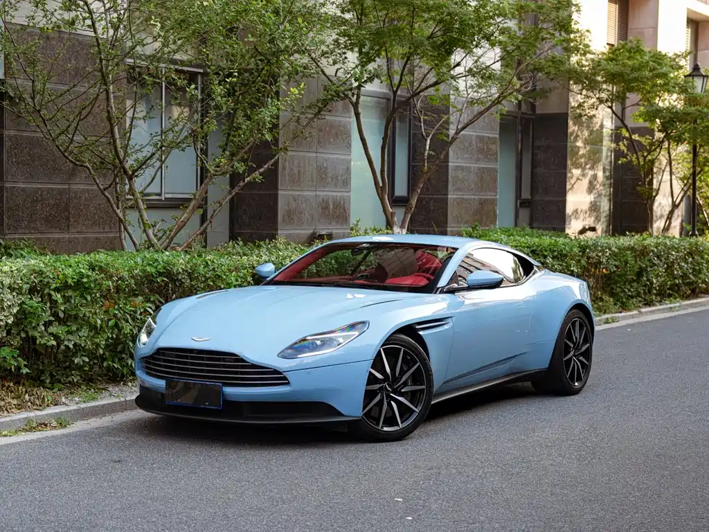 Aston Martin DB11 2021 — фото 1