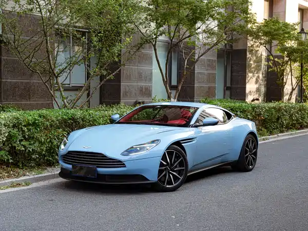 Aston Martin DB11 2021