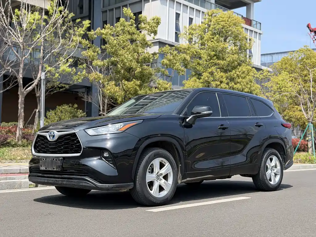 Toyota Highlander 2023 — фото 1