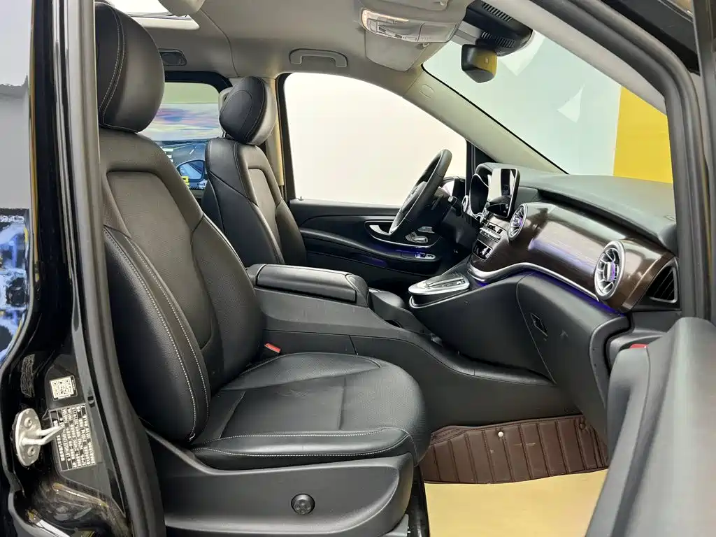 Mercedes-Benz V-Class 2021 — фото 20