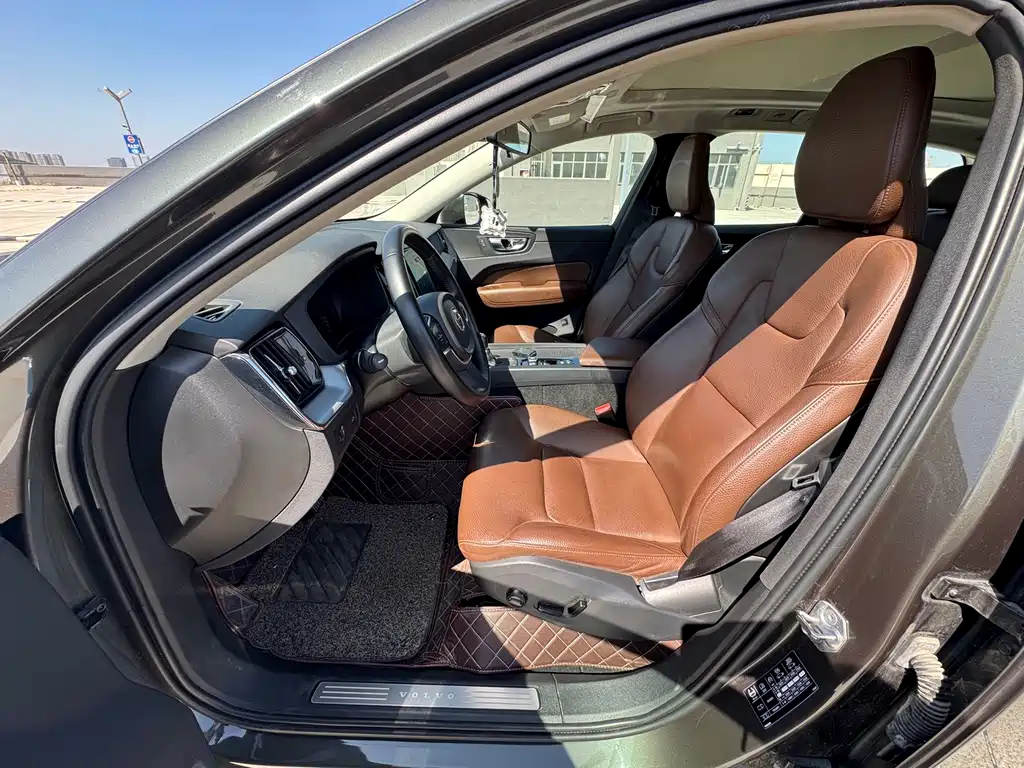 Volvo XC60 2018 — фото 11