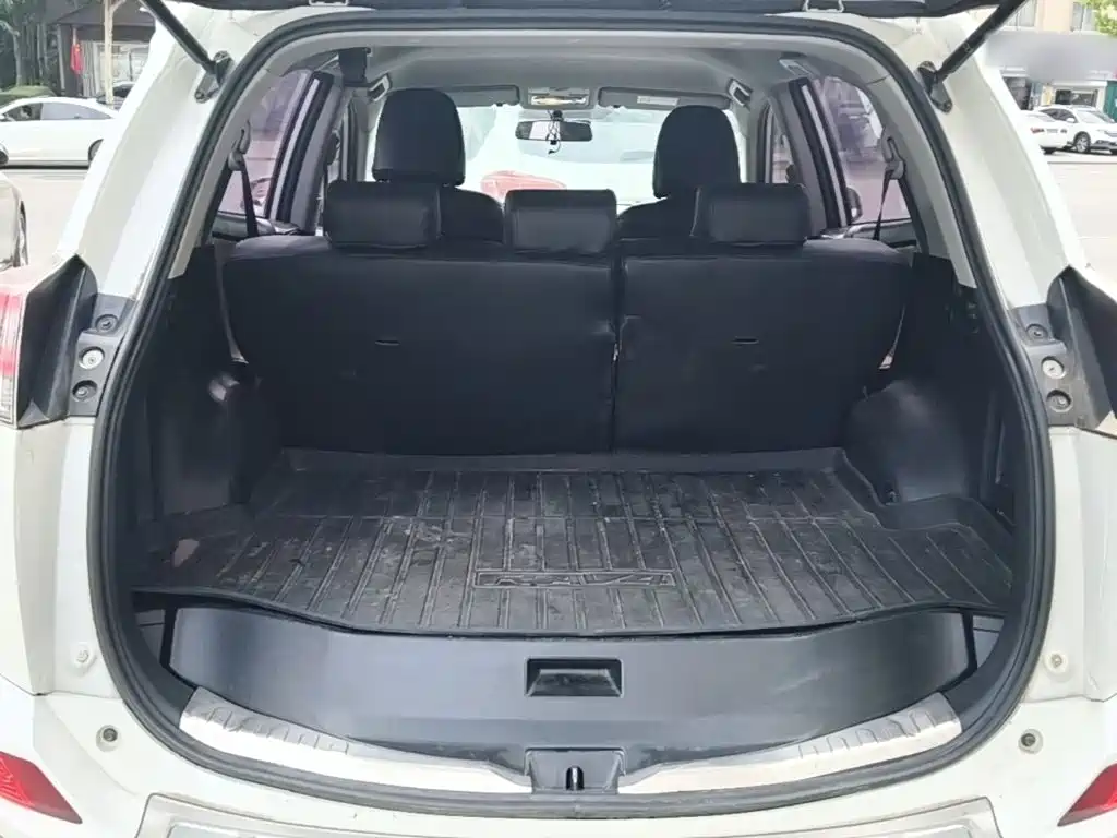 Toyota RAV4 2018 — фото 19