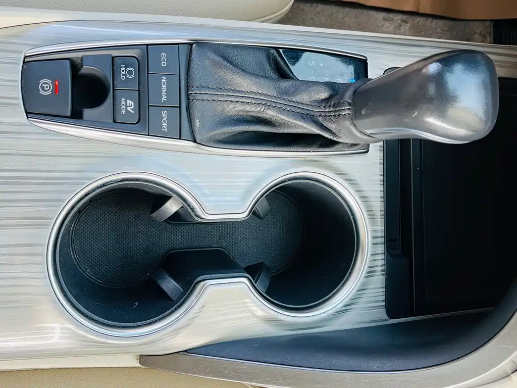 Toyota Camry 2019 — фото 15