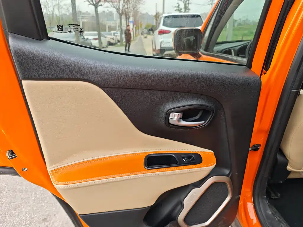 Jeep Renegade 2017 — фото 10