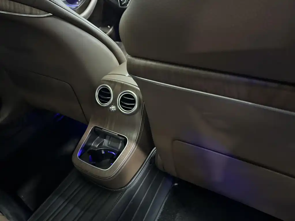 Mercedes-Benz E-Class 2022 — фото 10