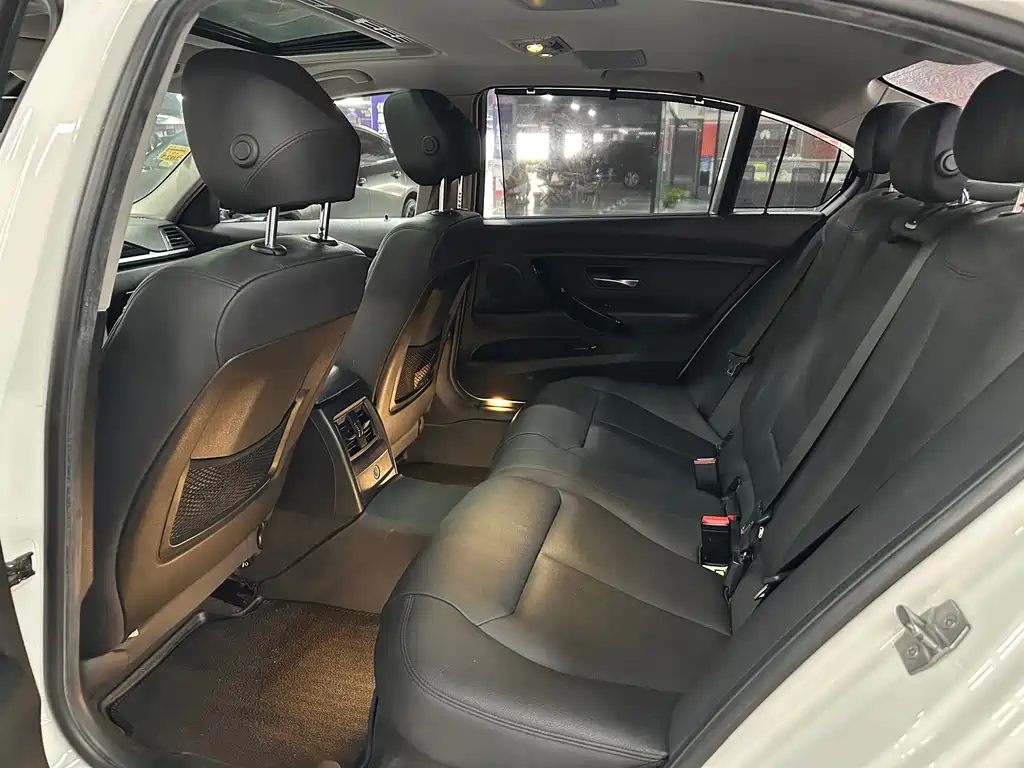 BMW 3 Series 2017 — фото 10