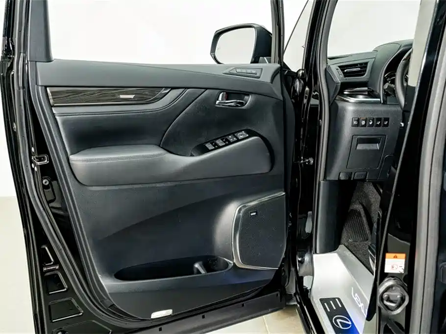 Lexus LM 2023 — фото 17